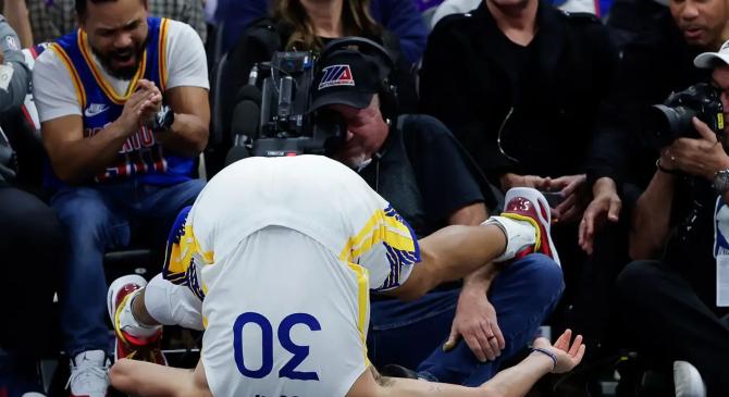 库里连续十场比赛得分超过表现优异，巴塞罗那不断突破！热度持续攀升的简单介绍